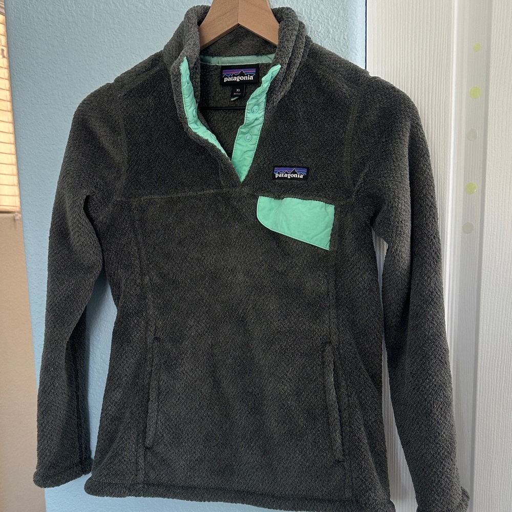 Patagonia Women’s Fleece Pullover - Charcoal and Mint